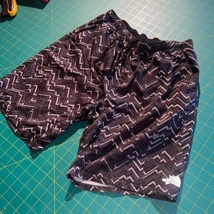 North face shorts, men’s medium
